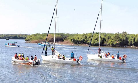 பெண் போலீசார் படகில் சென்னைக்கு சென்ற காட்சி.