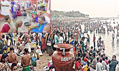 அக்னி தீர்த்தக்கடலில் புனித நீராட திரண்ட பக்தர்கள்.