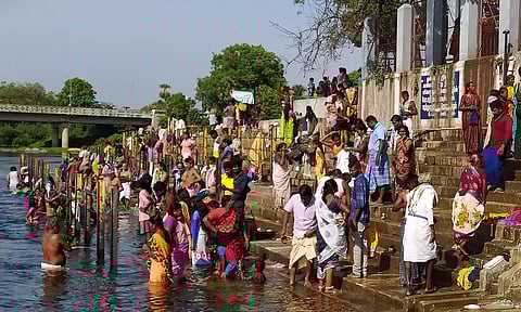 பவானி கூடுதுறை காவிரி ஆற்றில் புனித நீராட குவிந்த பக்தர்கள்.
