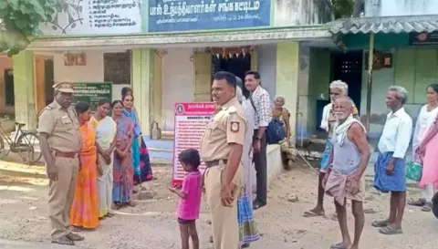 விழிப்புணர்வு பிரசாரத்தில் ஈடுபட்ட போலீசாரை படத்தில் காணலாம்.