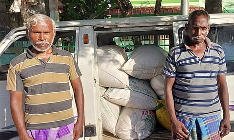 கைது செய்யப்பட்ட 2 பேரையும், பறிமுதல் செய்யப்பட்ட ரேஷன் அரிசி மூட்டைகளையும் படத்தில் காணலாம்.