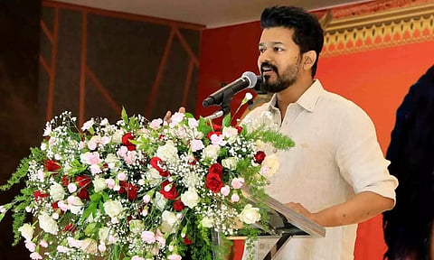 உங்கள் சுய அடையாளத்தை எக்காரணம் கொண்டும் விட்டு விடாதீர்கள்: விஜய் பேச்சு.. லைவ் அப்டேட்ஸ்