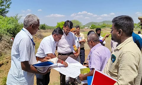 சென்னிமலை யூனியன், முருங்கத்தொழுவில் தியாகி குமரனுக்கு உருவ சிலையுடன் அரங்கம் கட்ட உள்ள இடத்தினை கலெக்டர் ராஜகோபால் சுன்கரா பார்வையிட்டார்.