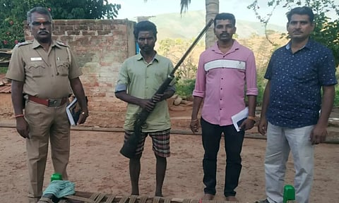 நாட்டு துப்பபாக்கி வைத்திருந்த பெரியசாமியை போலீசார் கைது செய்தனர்.