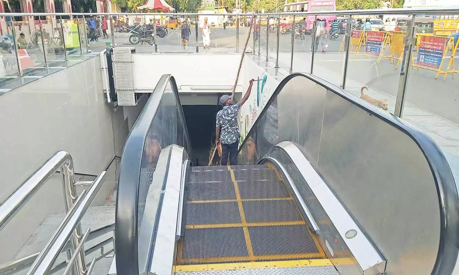 சென்ட்ரல் அருகில் சாலையை கடந்து செல்ல நகரும் படிக்கட்டு வசதியுடன் புதிய சுரங்கப்பாதை தயார்