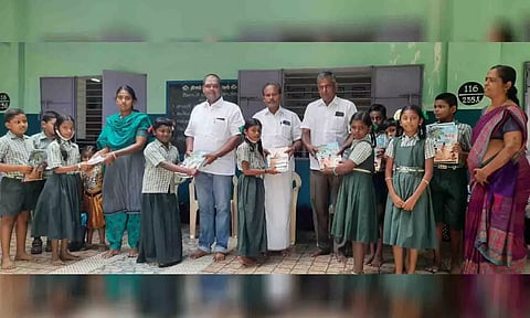 மாணவ, மாணவிகளுக்கு   இலவச நோட்டு புத்தகங்கள் வழங்கப்பட்ட காட்சி.