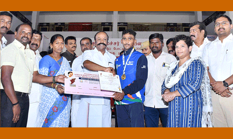 போட்டியில் வெற்றி பெற்றவர்களுக்கு அமைச்சர் பெரியகருப்பன் சான்றிதழ்கள் வழங்கினார்.&nbsp;