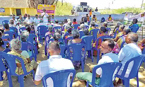 விவசாயிகளுக்கு விழிப்புணர்வு கலை நிகழ்ச்சி நடந்தபோது எடுத்தபடம்.