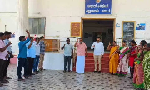 ஆர்ப்பாட்டத்தில் ஈடுபட்டவர்களை படத்தில் காணலாம்.