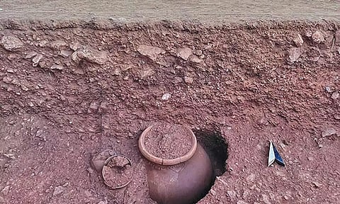 அகழாய்வில் கிடைத்த முதுமக்கள் தாழி.