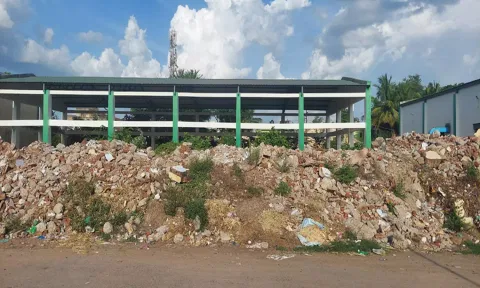 அரகண்டநல்லூர் ஒழுங்குமுறை விற்பனைக் கூடத்தில் புதிய கட்டிடத்தின் முன்பாக பழைய கட்டிட காரைகள் அகற்றப்படாமல் உள்ளதை படத்தில் காணலாம்.