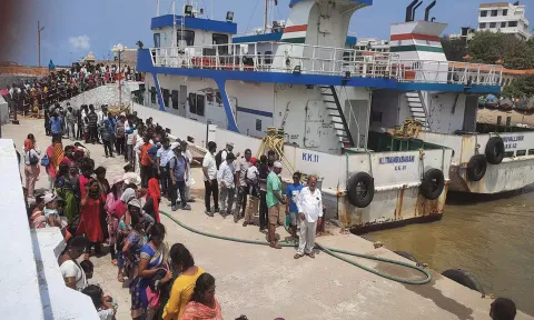 கன்னியாகுமரியில் மீண்டும் சுற்றுலா பயணிகள் கூட்டம் அலைமோதியது