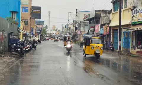 கடலூரில் இன்று காலை முதல் லேசான மழை பெய்ததால் பரபரப்பாக காணப்படும் பிரதான சாலை வெறிச்சோடி காணப்படுகிறது.