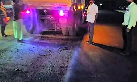 பாவூர்சத்திரம் அருகே கேரள லாரியை சிறைபிடித்த சமூக ஆர்வலர்கள்