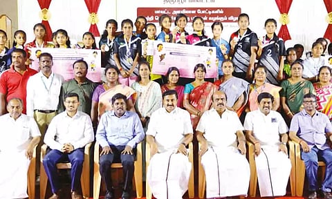 போட்டியில் வெற்றி பெற்றவர்களுக்கு பரிசு வழங்கி அமைச்சர் மு.பெ.சாமிநாதன் பாராட்டிய போது எடுத்த படம். செல்வராஜ் எம்.எல்.ஏ., மேயர் தினேஷ்குமார், கலெக்டர் கிறிஸ்துராஜ் ஆகியோர் அருகில் உள்ளனர்.