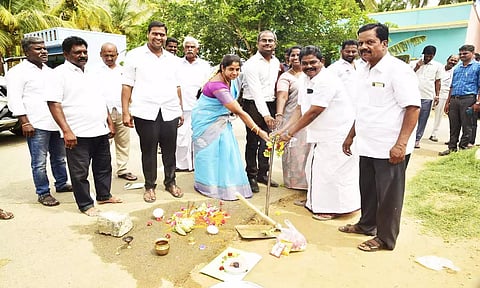 புதிய தார் சாலை அமைக்கும் பணி