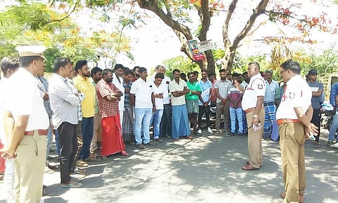 பொதுமக்களுக்கு போக்குவரத்து துறை போலீசார் விழிப்புணர்வை ஏற்படுத்திய காட்சி.