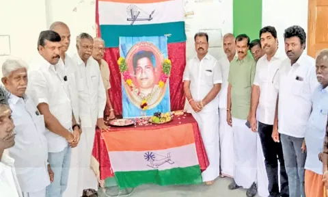 கக்கன் படத்திற்கு முன்னாள் மத்திய மந்திரி தனுஷ்கோடி ஆதித்தன், மாநகர் மாவட்ட தலைவர் சங்கர பாண்டியன் மற்றும் காங்கிரசார் மரியாதை செலுத்திய போது எடுத்த படம்.
