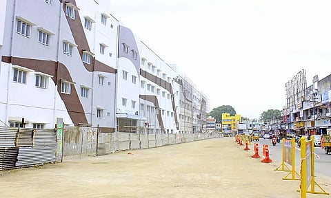 பஸ்கள் நிறுத்தி வைப்பதற்காக அமைக்கப்பட்டுள்ள நடைபாதையை படத்தில் காணலாம்.