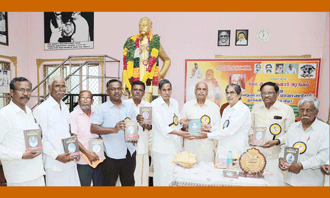 பாவாணரியல் நூல் முதல் பிரதியை ஆல்துரை பெற்றுக்கொண்டார்.&nbsp;
