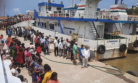 படகு துறையில் நீண்ட வரிசையில் காத்திருந்த சுற்றுலா பயணிகளை படத்தில் காணலாம்.