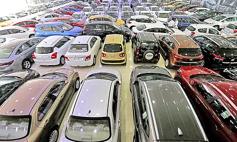 தமிழ்நாட்டில் சாலை வரி உயர்கிறது- புதிய கார், இருசக்கர வாகனங்கள் விலை 5 சதவீதம் உயரும்