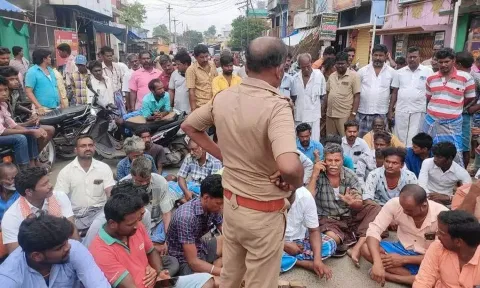 மின்தடையை கண்டித்து பொதுமக்கள் சாலை மறியலில் ஈடுபட்ட போது எடுத்த படம்.