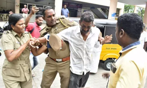 ஈரோடு கலெக்டர் அலுவலகத்தில் இன்று  பெட்ரோல் ஊற்றி தீக்குளிக்க முயன்ற கார்மெண்ட்ஸ் அதிபர்