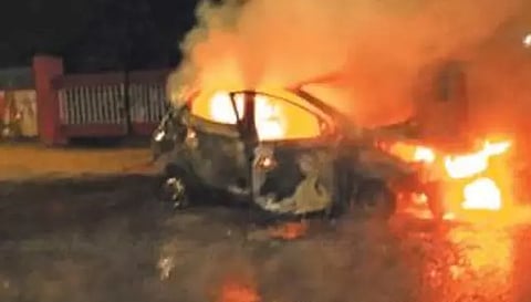 ஓடும் காரில் தீ விபத்து; 4 பேர் உயிர் தப்பினர்