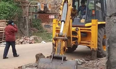 சுடுகாட்டுப்பாதையில் ஆக்கிரமிப்புகள் அகற்றம்