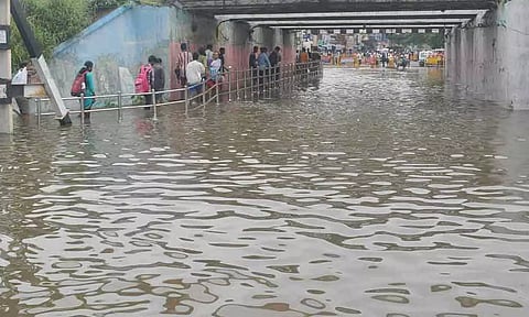 வியாசர்பாடி கணேசபுரம் சுரங்கப்பாதையில் வெள்ளம்- போக்குவரத்து நிறுத்தம்