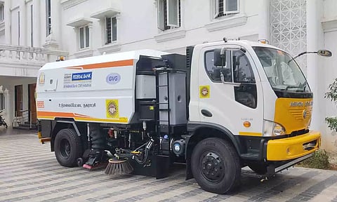 ரோடு ஸ்வீப்பிங் எந்திரத்தை படத்தில் காணலாம்.