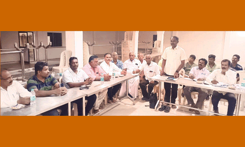 குடியிருப்போர் நலச்சங்க கூட்டத்தில் பங்கேற்றவர்கள்.