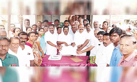 அ.தி.மு.க. உறுப்பினர் சேர்க்கை முகாமில் புதிய உறுப்பினர் படிவங்களை மாநகர் மாவட்ட செயலாளர் பொள்ளாச்சி ஜெயராமன் எம்.எல்.ஏ.விடம் கே.என்.விஜயகுமார் எம்.எல்.ஏ. வழங்கிய போது எடுத்த படம்.
