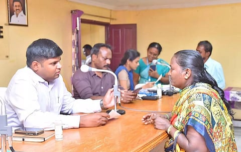 மக்கள் குறைதீர்க்கும் கூட்டத்தில் கலெக்டர் கார்த்திகேயன் பொதுமக்களிடம் மனுக்களை பெற்ற காட்சி.