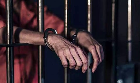 போதைப் பொருட்களை விற்பனைக்கு வைத்திருந்த கடைக்காரர் கைது