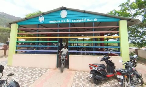 தீர்த்தமலையில் சைக்கிள் ஸ்டாண்டாக மாறிய உடற்பயிற்சி கூடத்தை படத்தில் காணலாம்.