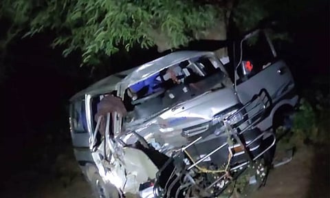 புளிய மரத்தில் மோதி ஆம்னி மேன் அப்பளம் போல் நொறுங்கி கிடக்கும் காட்சி.