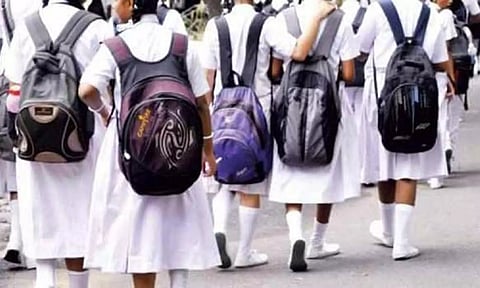 புதுச்சேரியிலும் அமலுக்கு வருகிறது- மாணவர்களுக்கு மாதத்தில் ஒரு நாள் 'நோ பேக் டே'