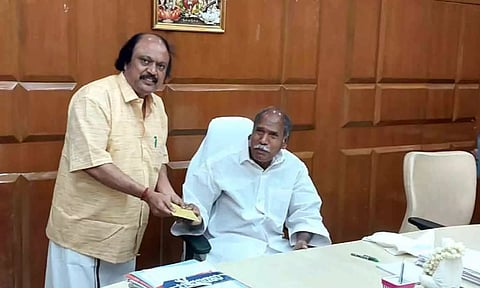 ரூ. 1¾ லட்சத்திற்கான காசோலையை முதல்-அமைச்சர் ரங்கசாமி கென்னடி எம்.எல்.ஏ.விடம் வழங்கிய காட்சி.