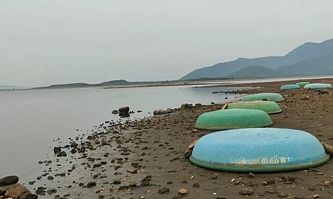 பவானிசாகர் அணை நீர்பிடிப்பு பகுதியில் மீனவர்கள் படகுகளை கவிழ்த்து வைத்து வேலைநிறுத்த போராட்டத்தில் ஈடுபட்டனர். 