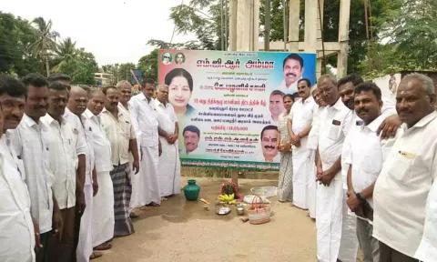 பல்லடம் எம்.எல்.ஏ., எம்.எஸ்.எம். ஆனந்தன்  பூமி பூஜை நடத்தி திட்டப்பணிகளை துவக்கி வைத்த காட்சி.