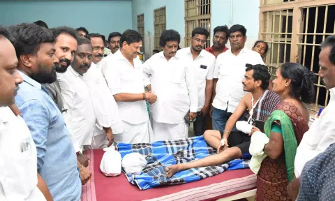 விபத்தில் காயம் அடைந்தவர்களுக்கு முன்னாள் அமைச்சர் எம்.சி. சம்பத் நேரில் சென்று ஆறுதல் கூறினார்.
