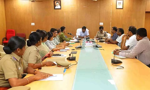 கலெக்டர் கிறிஸ்துராஜ் தலைமையில் ஆய்வுக்கூட்டம் நடைபெற்ற காட்சி.