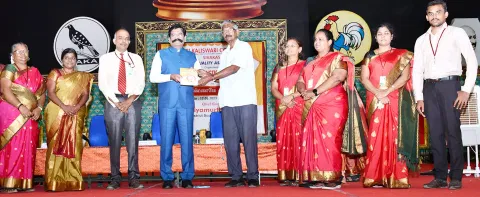 கல்லூரி விழாவில் ஓய்வு பெற்ற போலீஸ் சூப்பிரண்டு கலியமூர்த்தி உள்பட பலர் கலந்து கொண்டனர்.