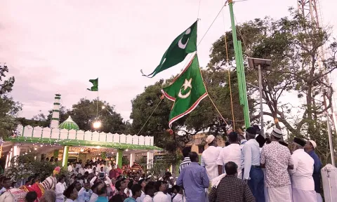 கீழக்கரை வலியுல்லாஹ் தர்காவில் கொடியேற்றம் நடந்தபோது எடுத்த படம்.&nbsp;