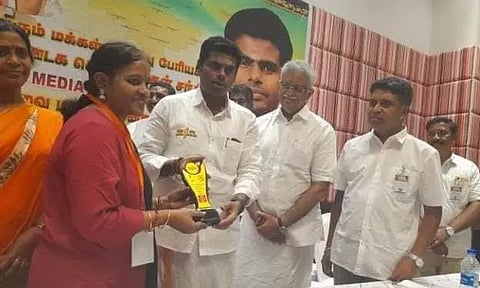 உமா கார்கிக்கு சிறந்த சமூக வலைதள செயற்பாட்டாளருக்கான விருதை பா.ஜ.க. மாநில தலைவர் அண்ணாமலை நேற்று வழங்கிய போது எடுத்தப்படம்.