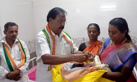 பிறந்த குழந்தைக்கு ரூபி மனோகரன் எம்.எல்.ஏ. தங்க மோதிரம் அணிவித்த காட்சி.