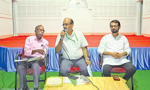 
தஞ்சை தென்னக பண்பாட்டு மையத்தில் நாளை தொடங்கும் கோடைவிழா தொடர்பான சந்திப்பு நிகழ்ச்சி நடைபெற்றது.