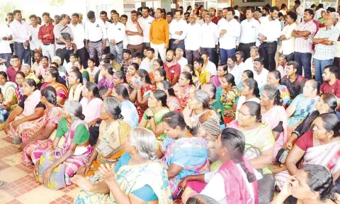 கிறிஸ்தவர்கள் தர்ணாவில் ஈடுபட்ட காட்சி.
